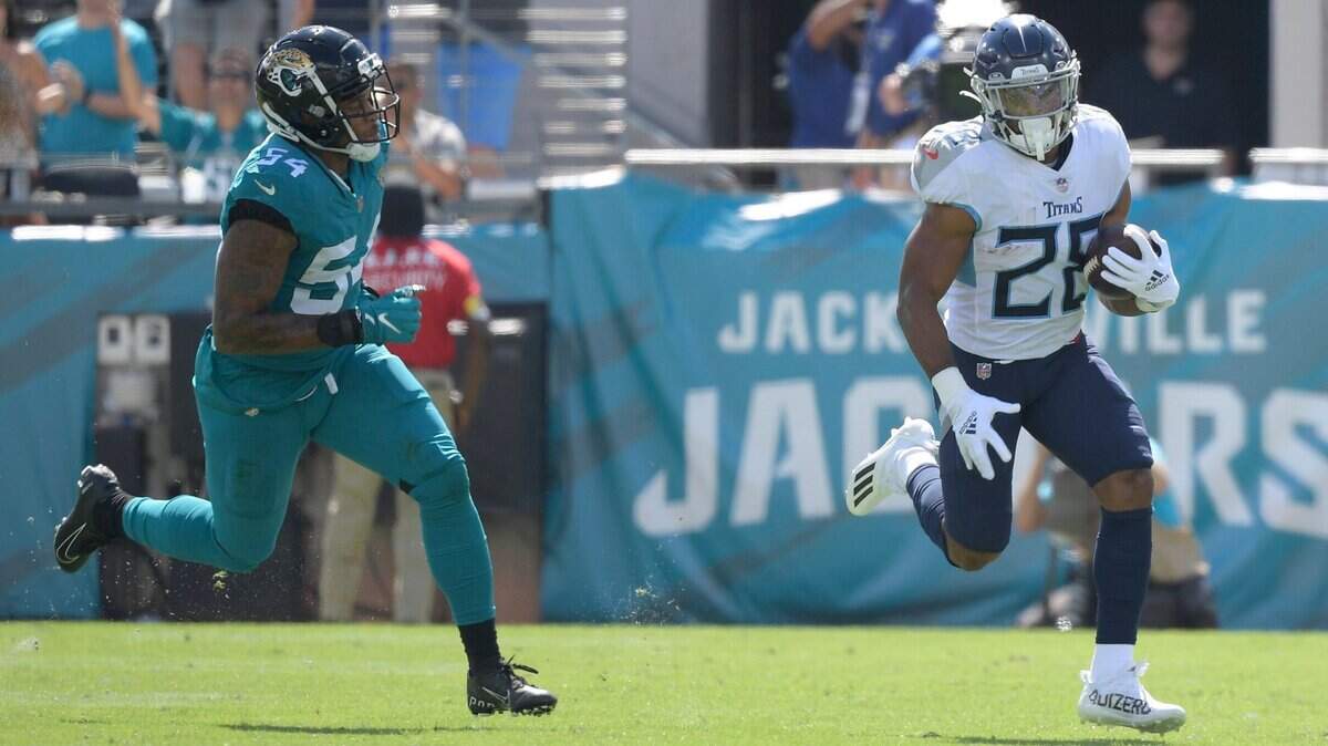 Tennessee Titans running back Jeremy McNichols runs past Jaguars middle linebacker Damien Wilson after a reception on Sunday in the Titans’ 37-19 win in Jacksonville.