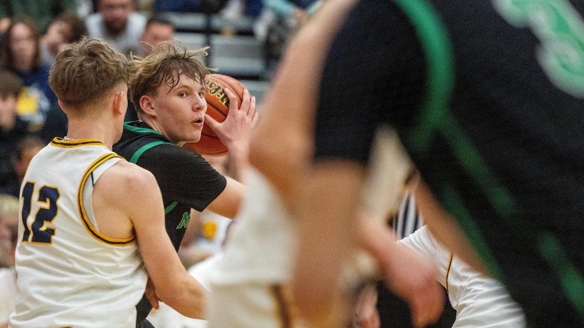 Mountain View junior Cooper Patterson finished the night with nine points and nine rebounds.