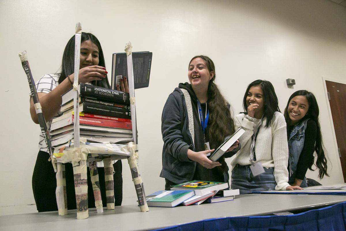 Los estudiantes de secundaria en la Cumbre de Jóvenes Hispanos de Idaho prueban la integridad de una torre de papel y cinta que construyeron durante un taller de ingeniería. Ochocientos estudiantes asistieron a la Cumbre Boise cuyo objetivo fue presentar a los jóvenes latinos las oportunidades de educación superior, carreras y liderazgo.