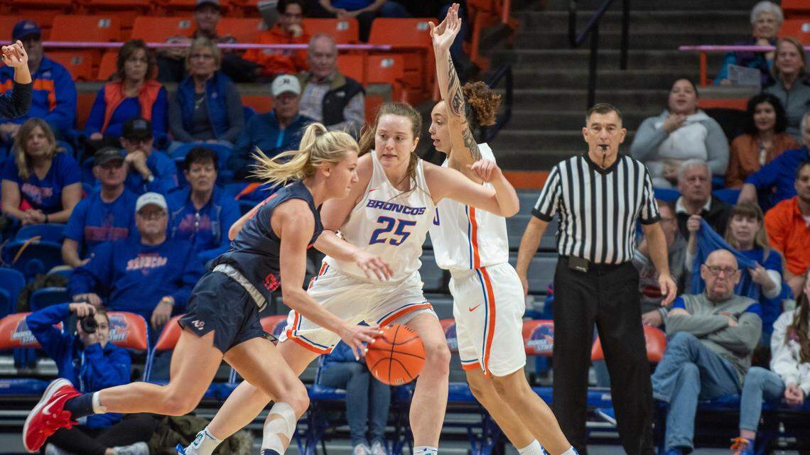 Fresno State’s Maddi Utti drives against Rachel Bowers (25).