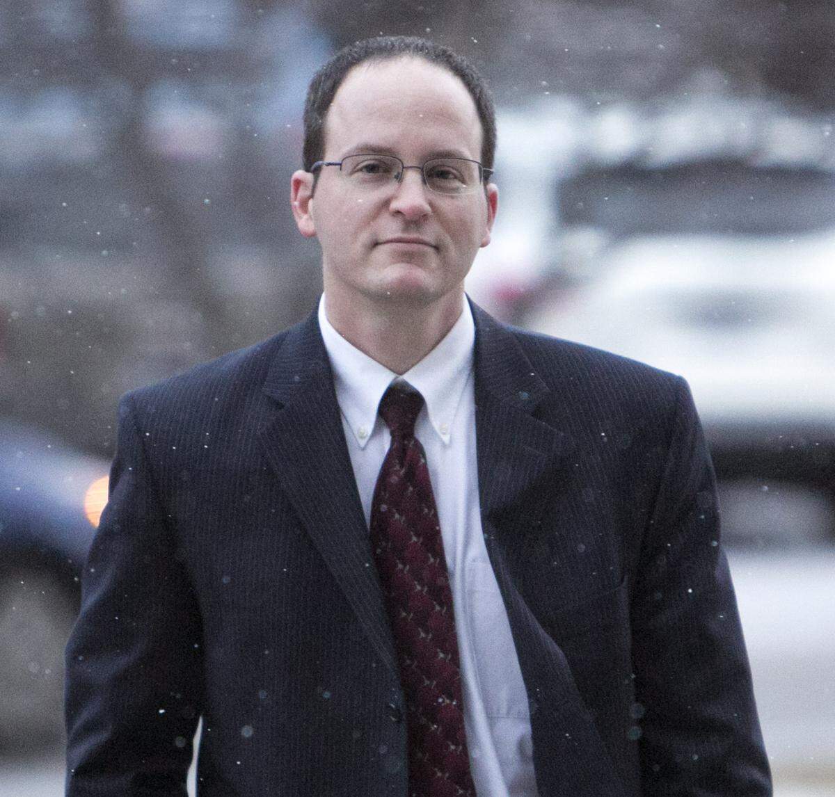 David Swenson makes his way into Federal Court in Boise during the 2014 federal trial of four top executives of the failed property investment giant DBSI.