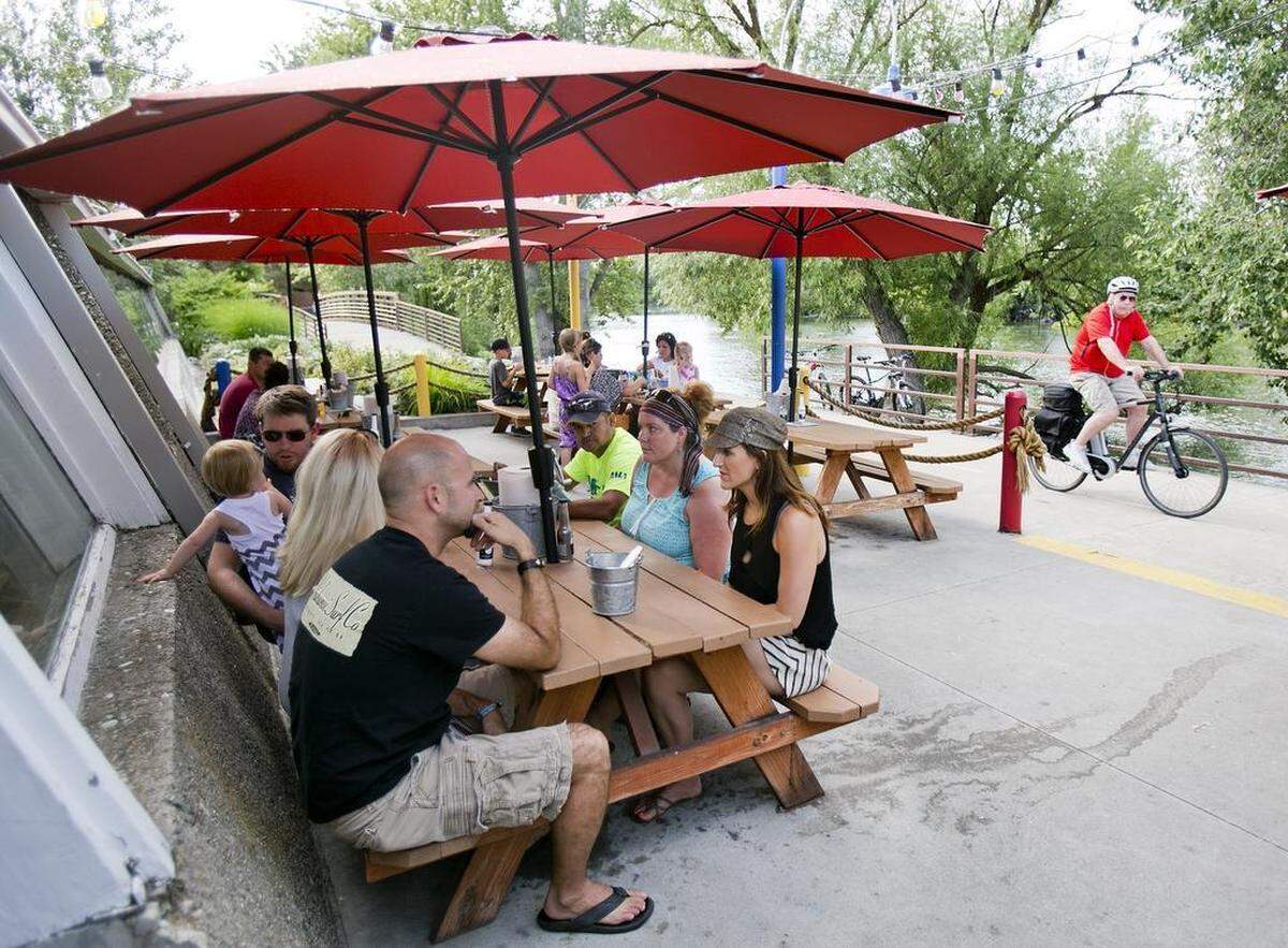 Patrons enjoyed a little scenery with their crab legs on the patio at Joe’s Crab Shack.