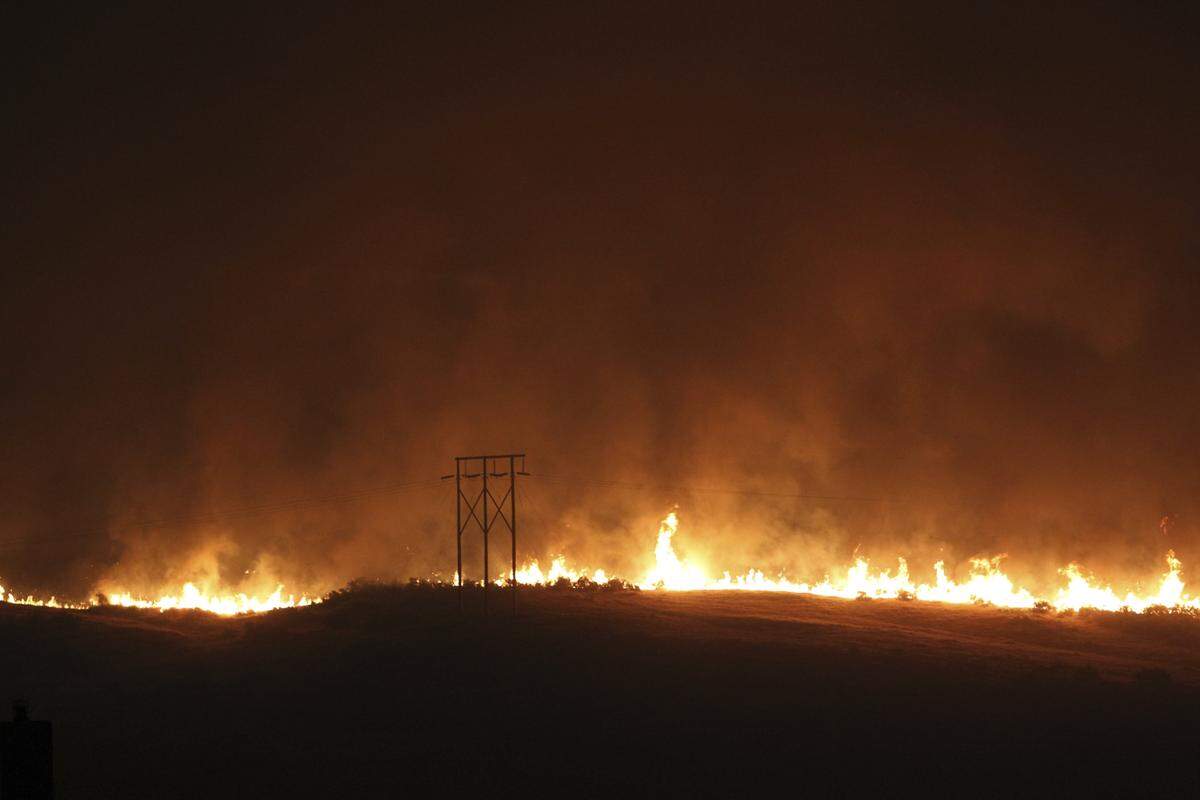 A wildfire burns near Table Rock in Boise on June 30, 2016.