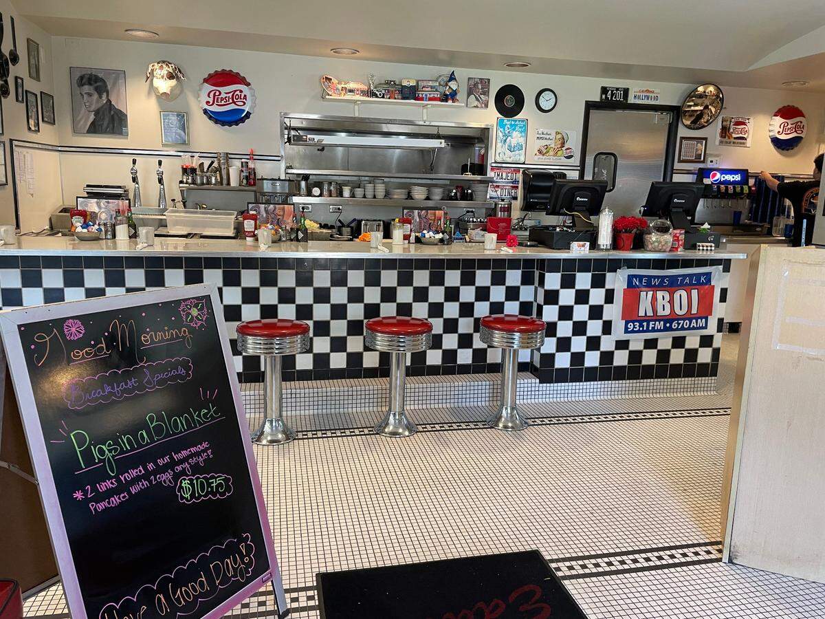 Candy’s Caffe still has the 1950s-style diner atmosphere that made Eddie’s popular.