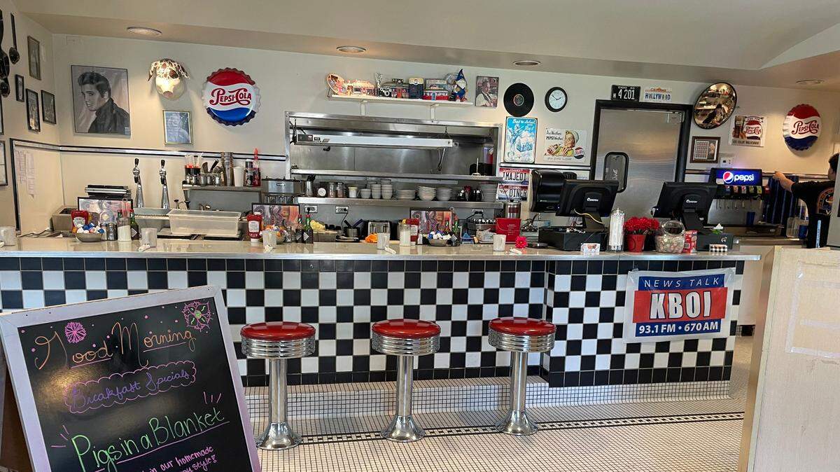 Candy’s Caffe still has the 1950s-style diner atmosphere that made Eddie’s popular.