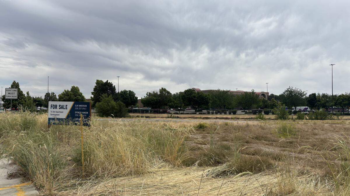 A vacant lot at 709 N. Cole Road stands next to Boise Town Square mall. The city of Boise is considering purchasing this 1.644-acre parcel for $1.5 million and turning it into affordable housing.