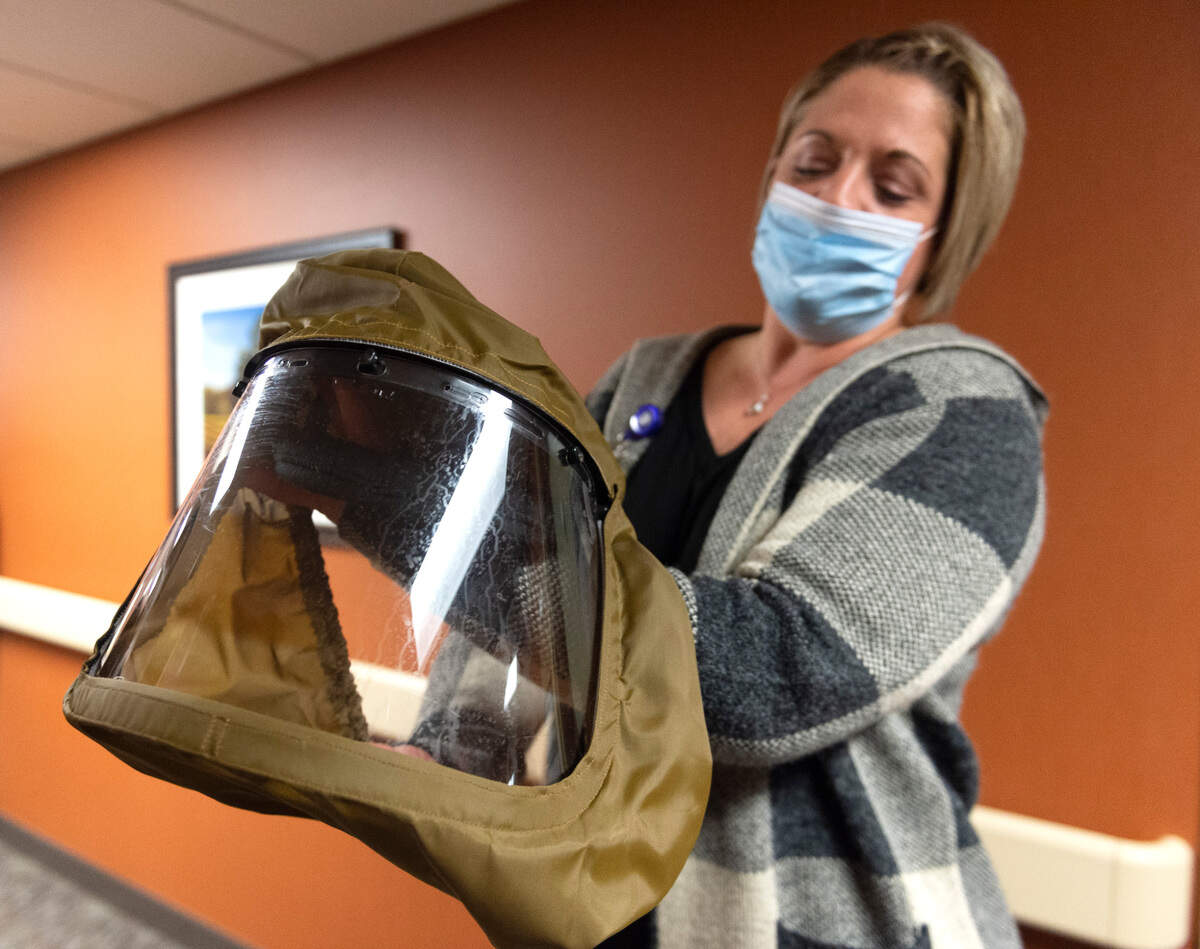 La directora del piso clínico, Melissa Bedke, habla sobre los horarios deenfermería. Jueves 12 de noviembre de 2020 en el Minidoka Memorial Hospital en Rupert. DREW NASH, TIMES-NEWS DREW NASH