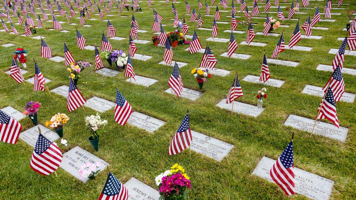 Las tumbas de los miembros de las Fuerzas Armadas de EE. UU. están decoradas en honor al Día de los Caídos en el Cementerio de Veteranos del Estado de Idaho el sábado 28 de mayo de 2022.