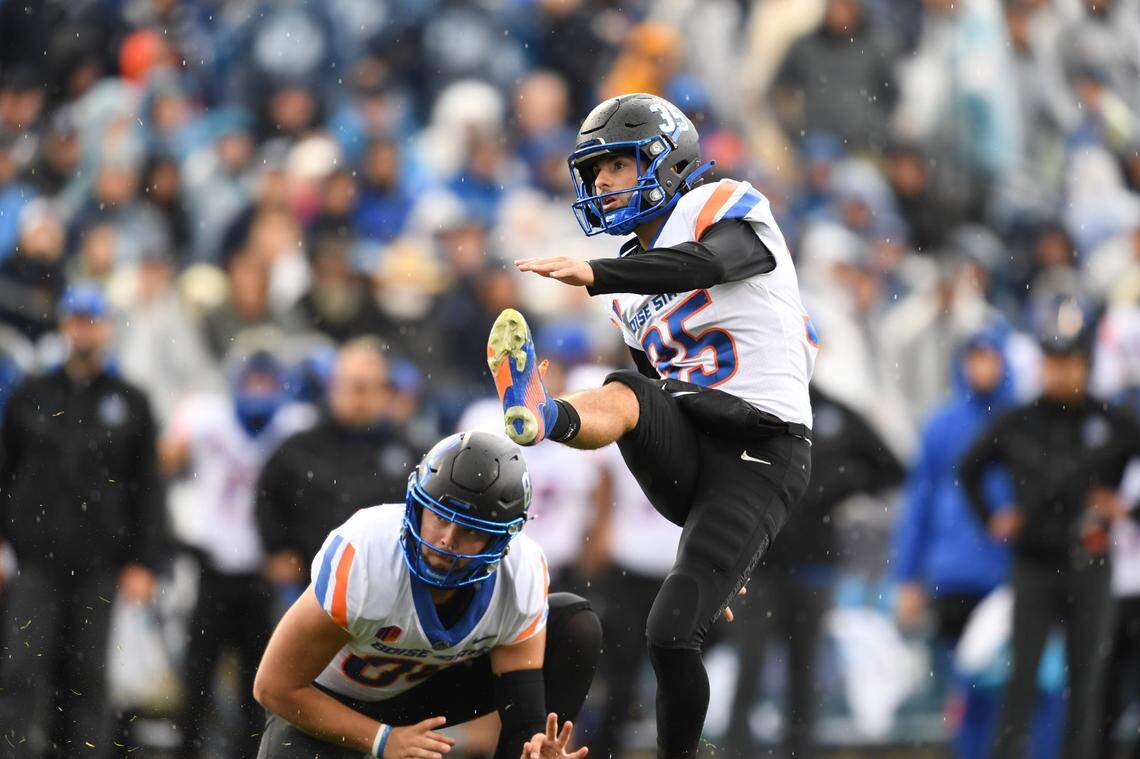 Boise State kicker Jonah Dalmas vs. BYU on Saturday, Oct. 9, 2021.