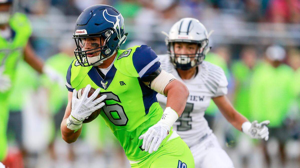 Mountain View High’s Joey Elwell (6) runs with the ball against Skyview in the first half Friday night.