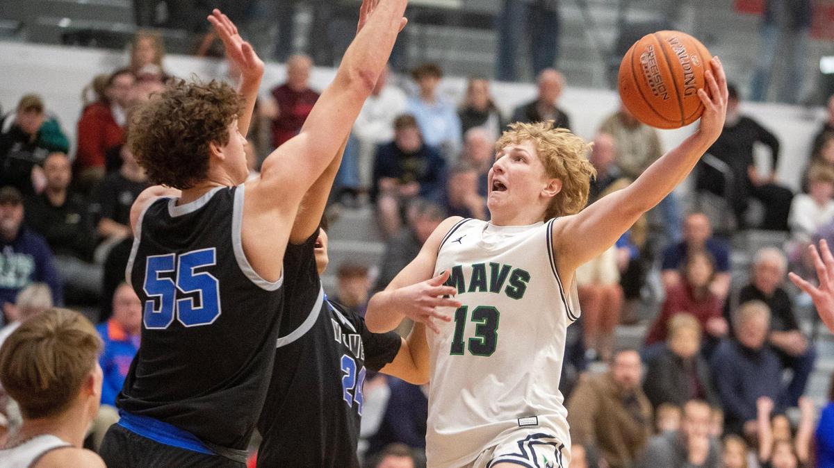 Mountain View sophomore McKoy Thompson scores against Timberline in the 5A District Three Tournament semifinals on Feb. 21.
