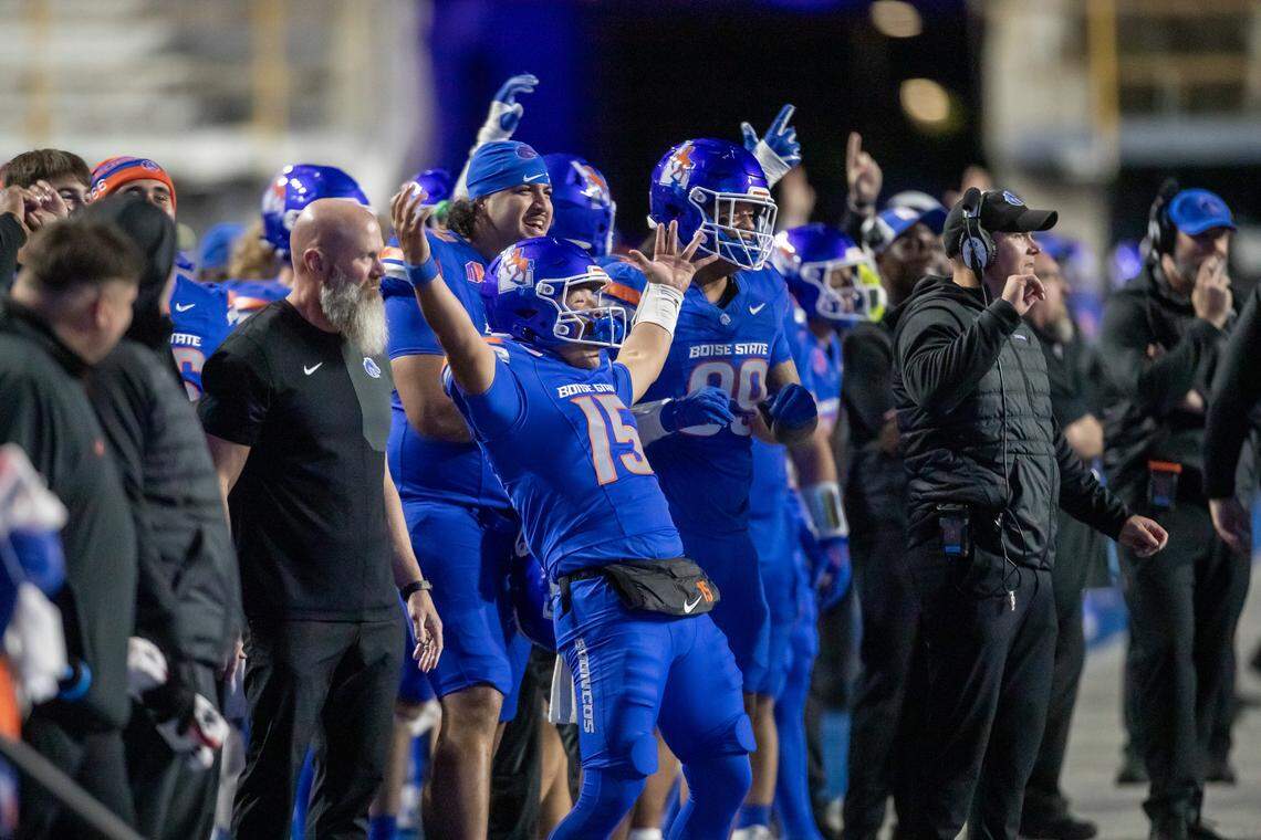 Boise State players celebrate Troy Grizzle’s touchdown catch in the fourth quarter last Saturday in a 41-25 win over New Mexico.
