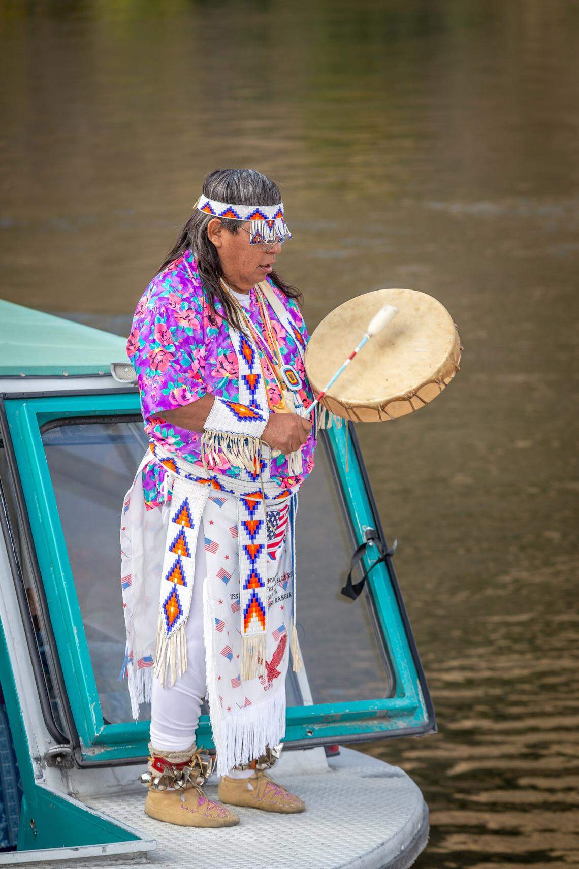 The Nimiipuu elder sings and drums during the tour.