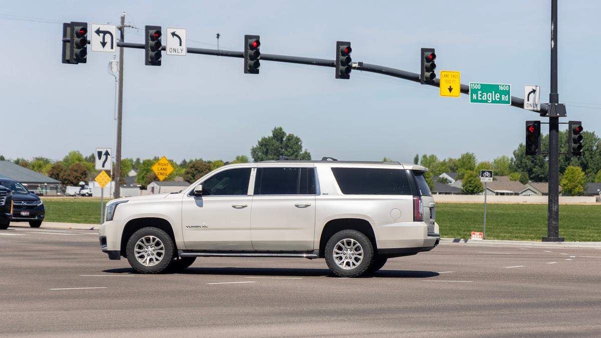 A vehicle runs a red light turning left onto southbound Eagle Road from Fairview Avenue in Meridian, May 28, 2025.