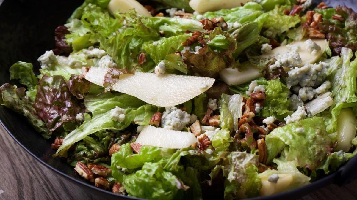 Green Salad With Pears, Pecans and Blue Cheese
