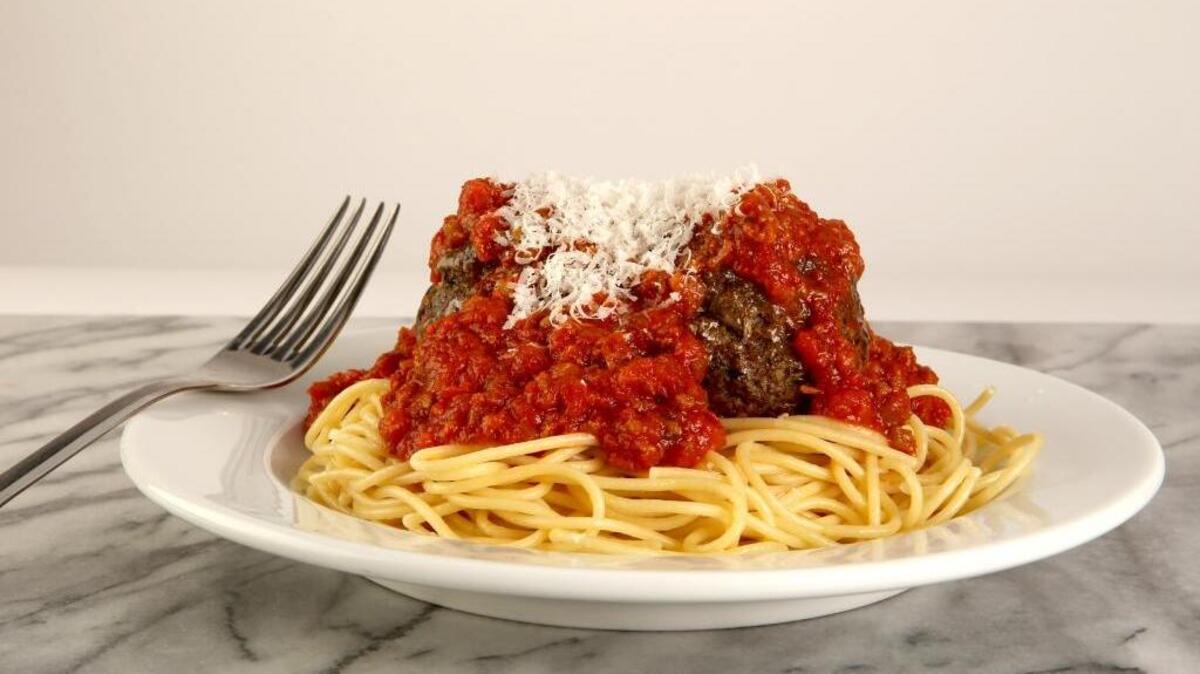 A plate of spaghetti and meatballs.