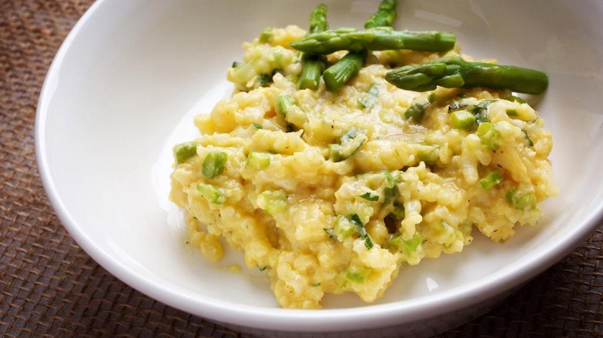 Cheesy rice with asparagus.