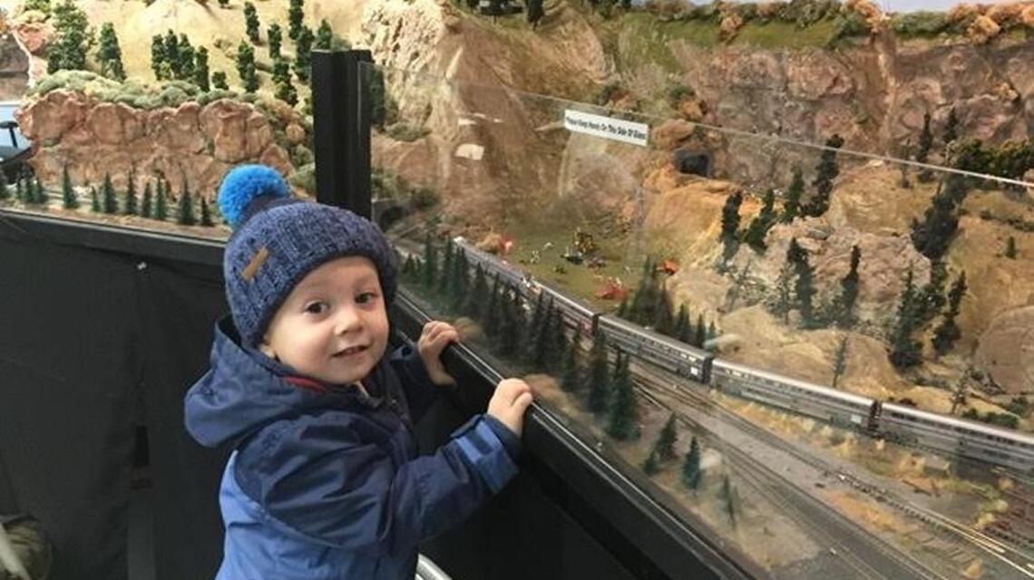 Holiday train show cheers young and old