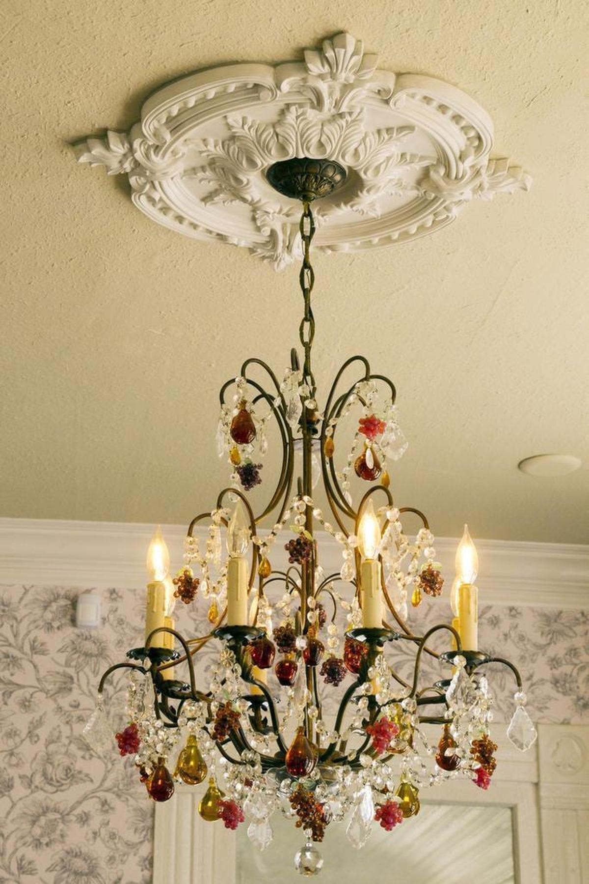 Rita Sturiale embellished the house with antiques that are both historical and a delight to her eye, like this Italian Murano chandelier.