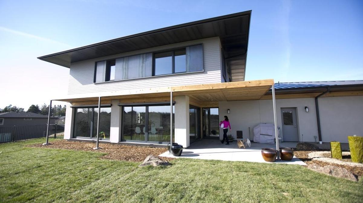Kecia Carlson, of Madeline George Garden Design & Nursery in Boise, designed the home’s landscaping. When working on a project, Carlson emphasizes “style and sustainability,” and considers everything from grade and water runoff to plant placement.