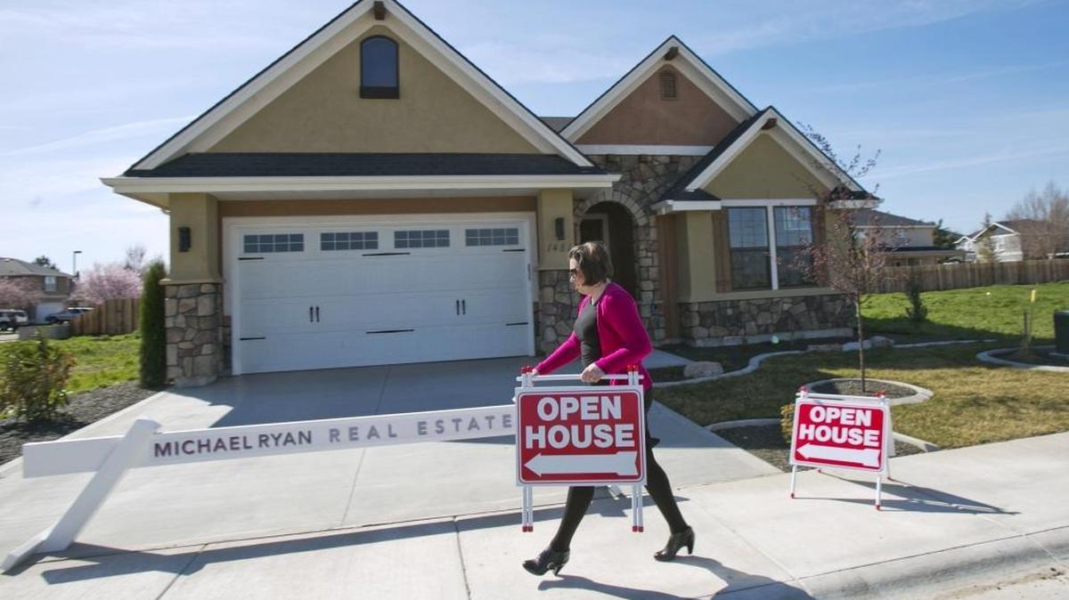 Aimee Steele, assistant to Michael Edgar of Michael Ryan Real Estate, staffs an open house for a model home in Kingston Pointe subdivision in Meridian in 2015.