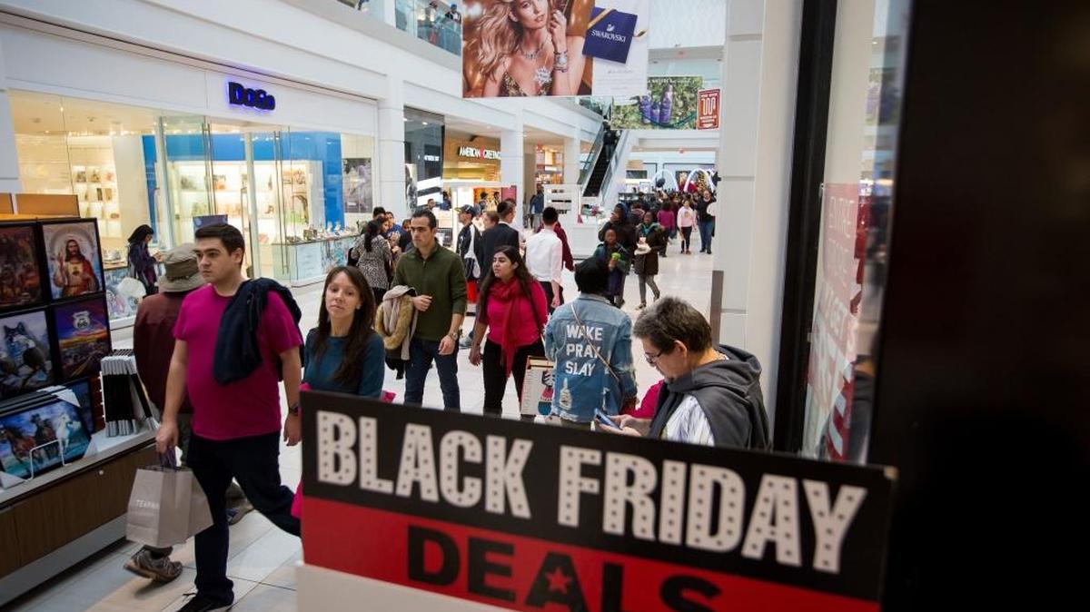 American shoppers are expected to spend nearly $1,000 during the 2017 holiday shopping season.