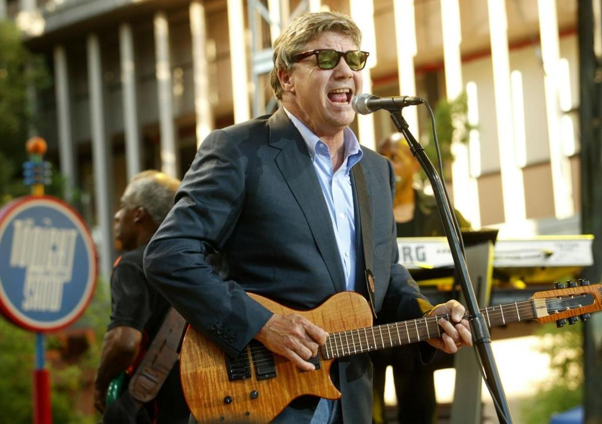 Steve Miller Band performs on the “Tonight Show” in 2003 playing a custom Bolin guitar.