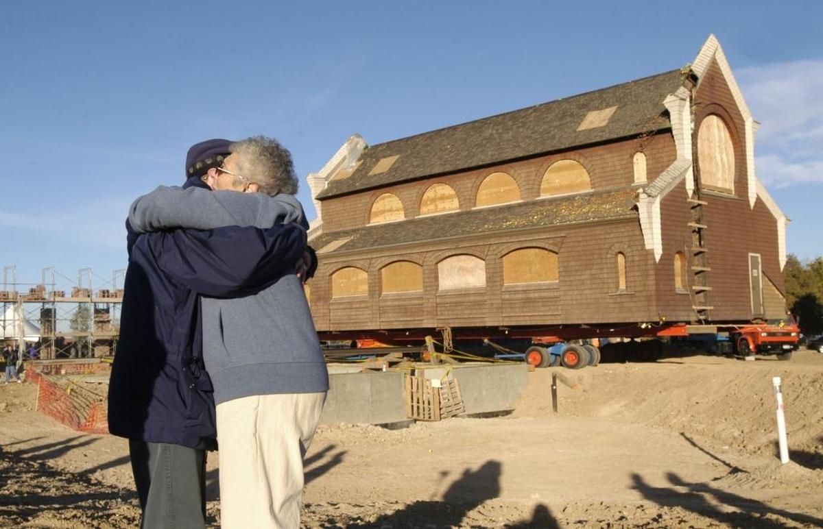 Congregants embraced after Ahavath Beth Israel reached its new home on Latah Street in 2003.