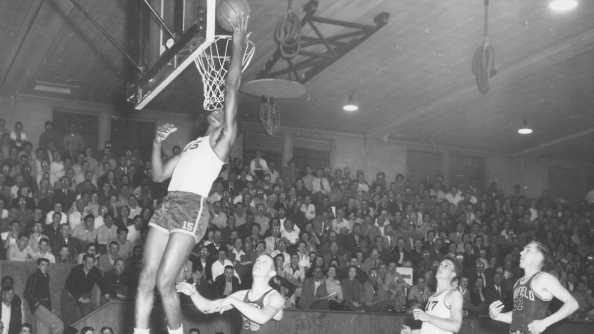 Elgin Baylor, who played one season at the College of Idaho, will be honored by the Lakers with a statue outside the Staples Center.