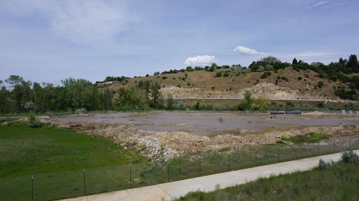 The appearance of mud at the site of an apartment project between Parkcenter Boulevard, Warm Springs Avenue and the Boise River worried a lot of people who live or recreate in the area.