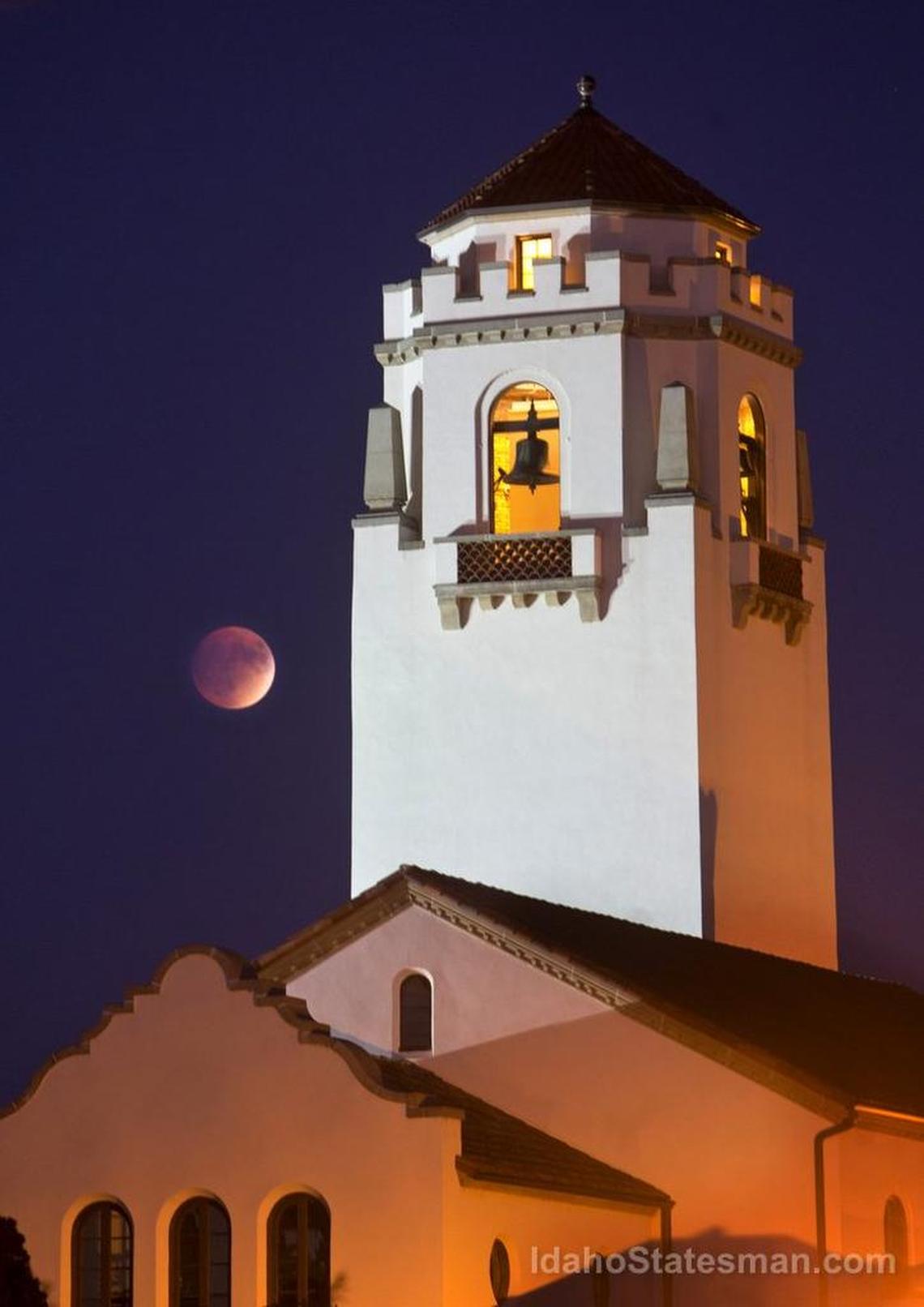 A total lunar eclipse in Boise.