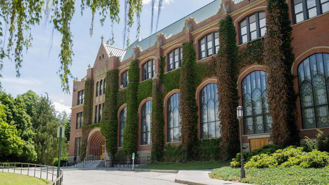 Doubt about the University of Idaho’s planned purchase of the University of Phoenix grows as outside lawyers and Attorney General Raúl Labrador argue it’s not legal.