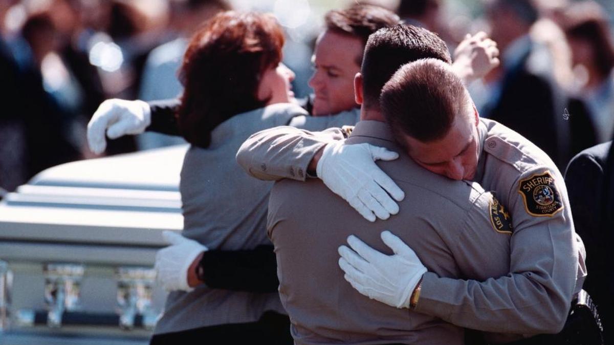Pallbearers from the Los Angeles County Sheriff’s Department hug in front of former Boise Police Officer Mark Stall’s casket over 25 years ago.