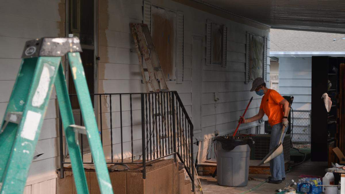 Donate to this year’s Paint the Town to help buy the paint and supplies necessary to give new life to the homes of veterans, seniors and disabled neighbors.
