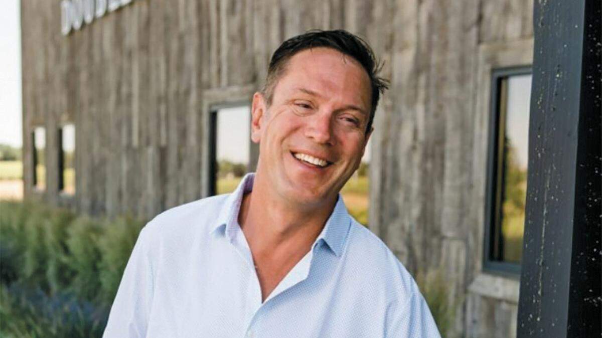 Former Washington State and NFL quarterback Drew Bledsoe will be the guest speaker at the Come Play With Us Dinner and Auction on April 23 at the Jackson Jet Center.