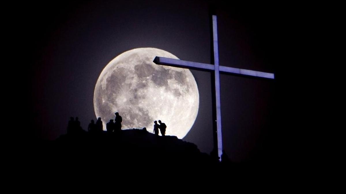 Table Rock, photographed during the 2013 super moon. No surprise, Table Rock made a list of top Boise attractions. But Seattle bloggers recommend making the walk at sunrise.