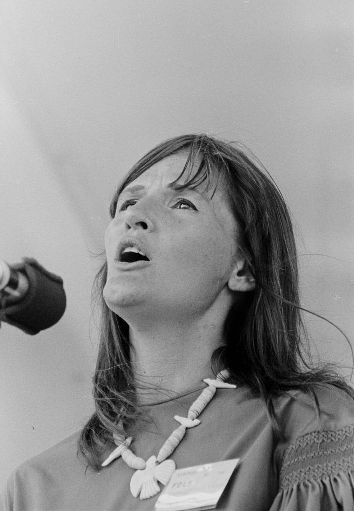 In 1966, Rosalie Sorrels made her national debut at the Newport Folk Festival.