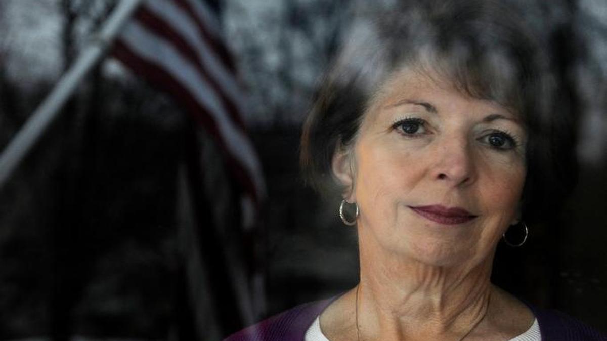 Sarah Harris runs a support group for people whose loved ones have Alzheimer’s.