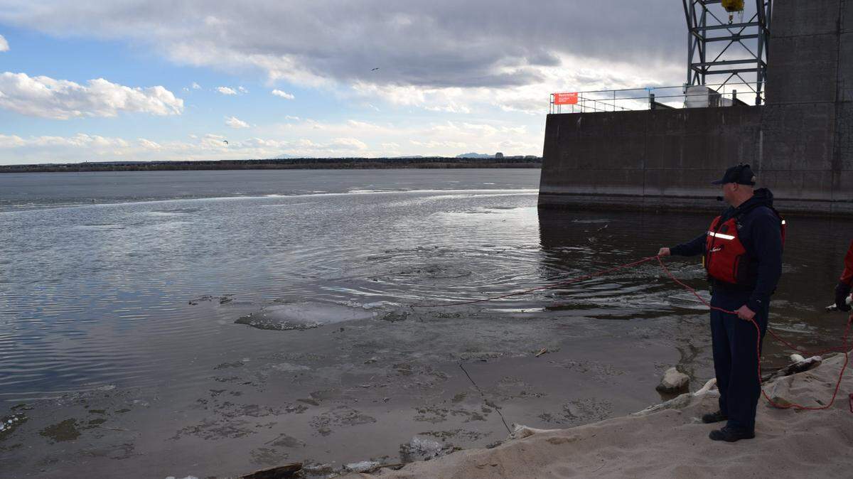 Anglers discovered a body clinging to a cooler floating in a Colorado lake and dragged the body to the surface to call for help, officials said.