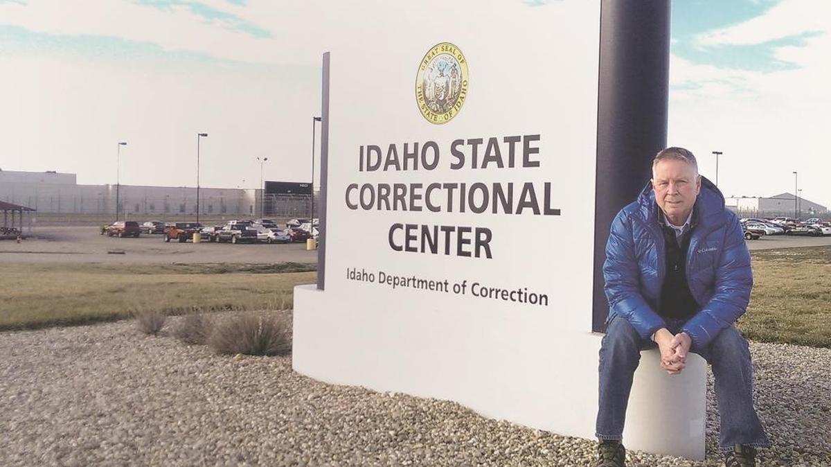 Retired Judge Mike Heavey traveled to the Idaho State Correctional Center in Kuna on Wednesday to show Chris Tapp a video that details a confession he says was false. Tapp has served 19 years in prison for a murder that many law enforcement and judicial experts believe he didn’t commit.
