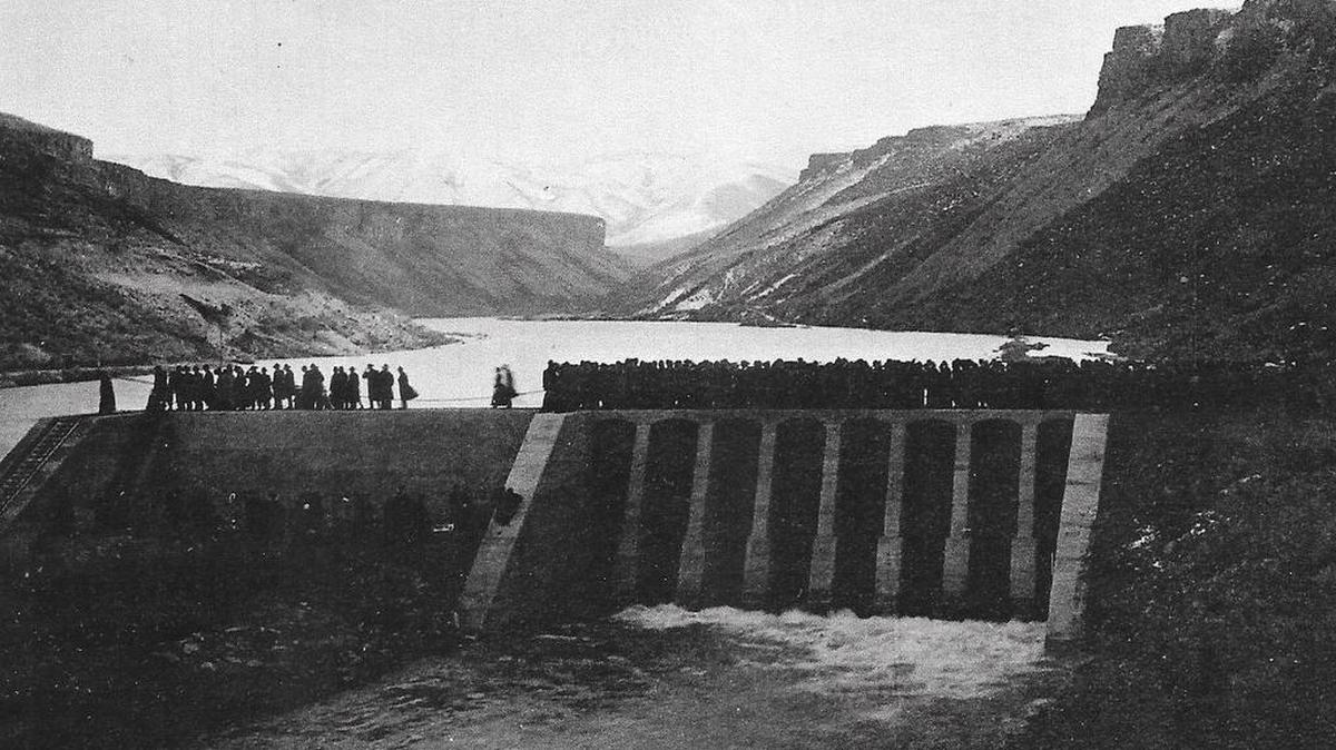 A crowd gathers at the New York Canal diversion dam on Feb. 22, 1909.