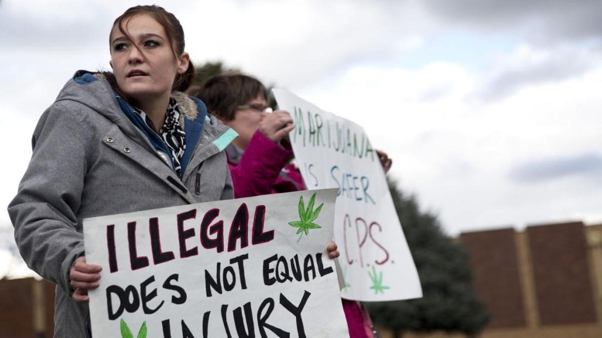 Kelsey Osborne stands with other protesters after her preliminary hearing Nov. 29, 2016, at the Twin Falls County Courthouse. The Gooding mother, who gave her daughter marijuana-infused butter to treat seizure-like symptoms, pleaded guilty in February to misdemeanor injury to a child.
