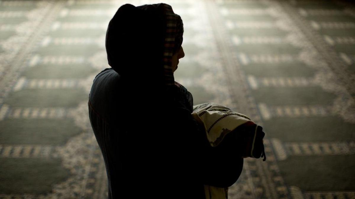 A Syrian refugee, who agreed to be photographed on condition of anonymity because of fear of retaliation against family living in Syria, poses for a portrait with her child on Wednesday, Nov. 18, 2015, at the Muslim Association of Lehigh Valley in Whitehall, Pa. Dozens of Syrian refugee families are being resettled in the Allentown, Pa., area in part because the city is already home to one of the nation's largest population of Syrians, who began settling here in the late 1800s. (AP)