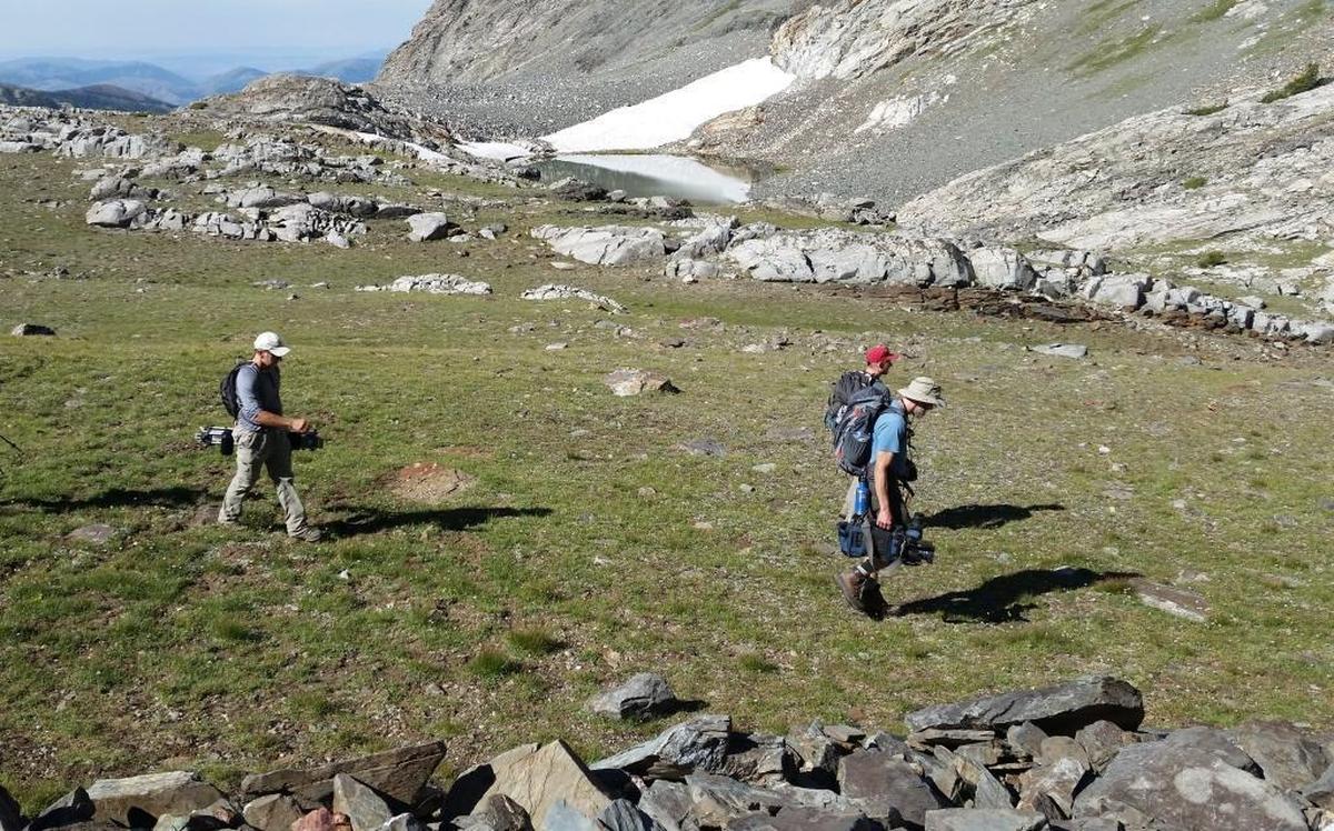 “Mule” Terry Lee, left, Mat Erpelding (red hat) and videographer Jay Krajic ascend above Big Basin toward Old Hyndman Peak in August 2017.