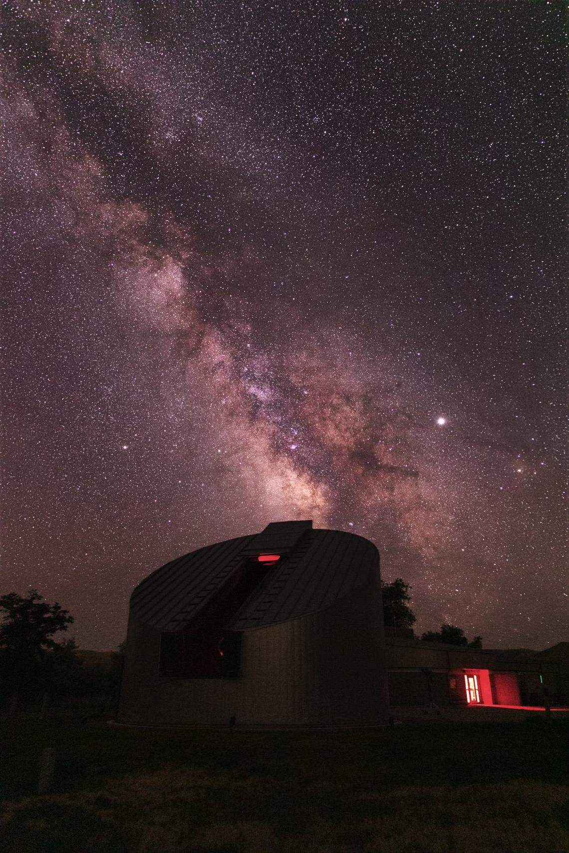 The Bruneau Dunes State Park Observatory houses the ‘Obsession’ 25-inch Newtonian Reflector telescope which helps astronomers gaze at planets, nebulas and the Milk Way galaxy.