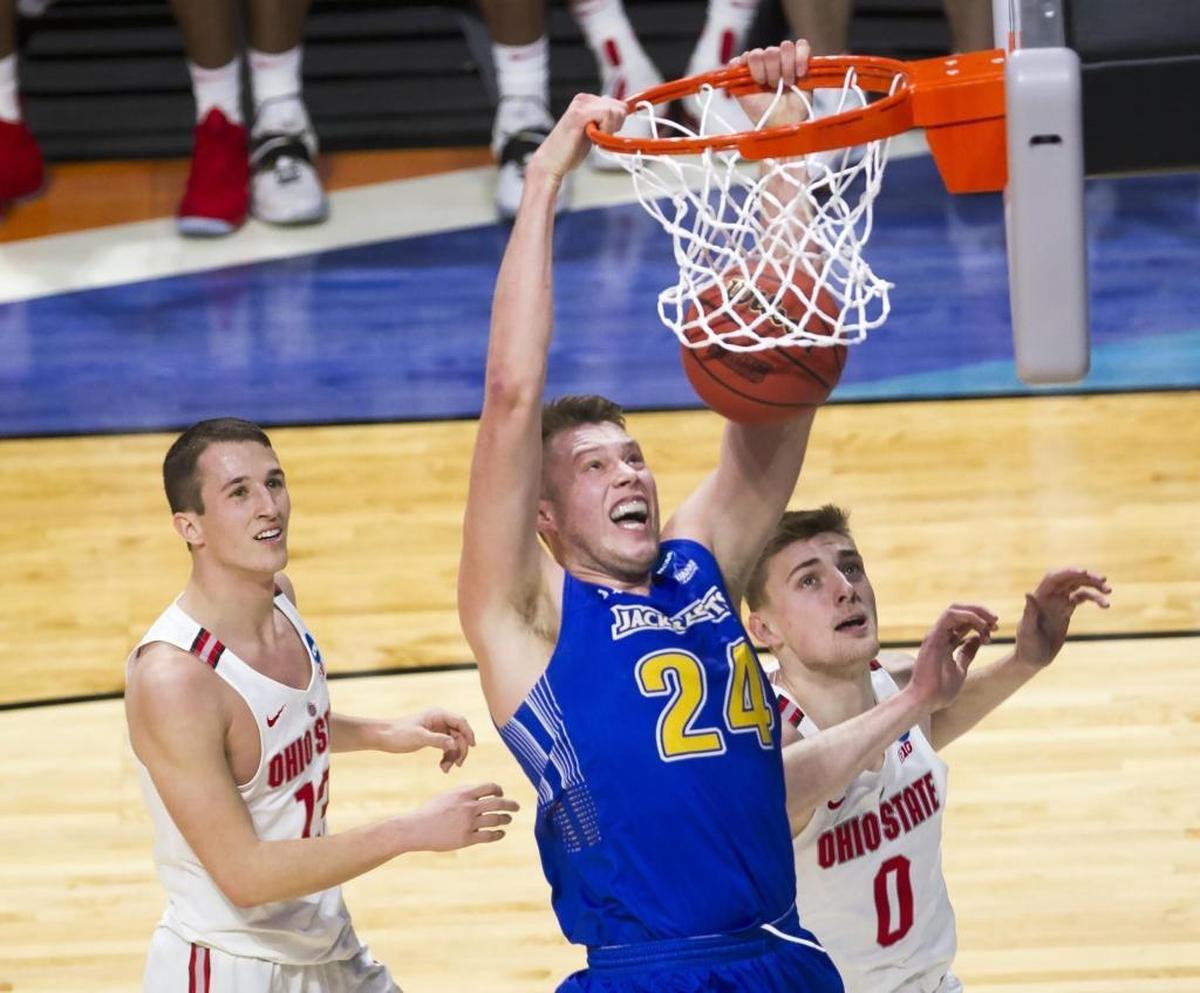 South Dakota State forward Mike Daum drives the baseline past Ohio State’s Mich Potter (0) and Andrew Dakich for a slam dunk Thursday in Boise.
