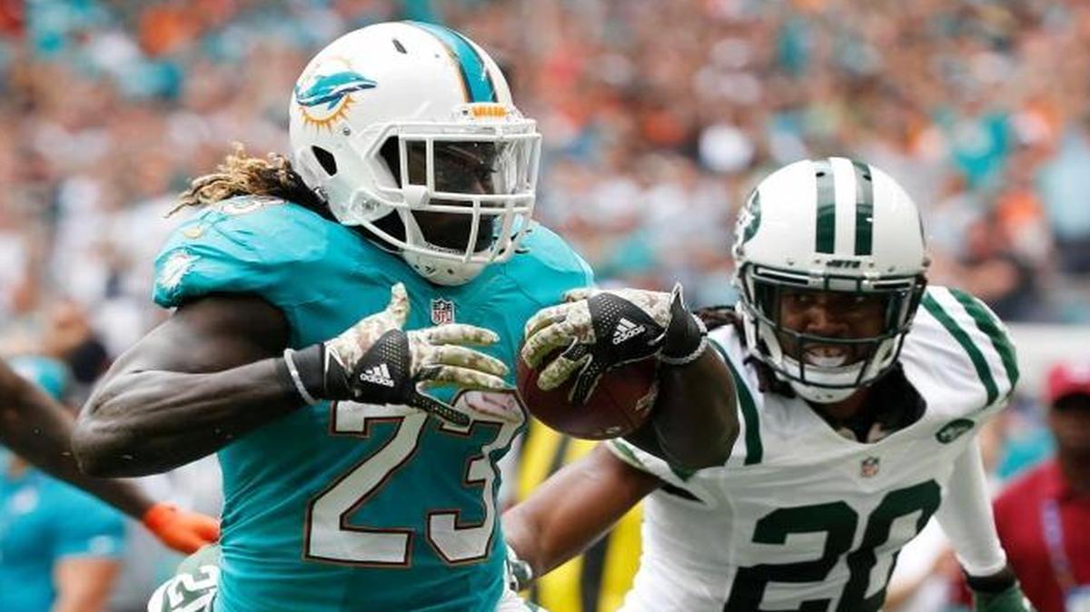 Dolphins running back Jay Ajayi runs for a touchdown ahead of Jets cornerback Marcus Williams during the first half Sunday in Miami Gardens, Fla.