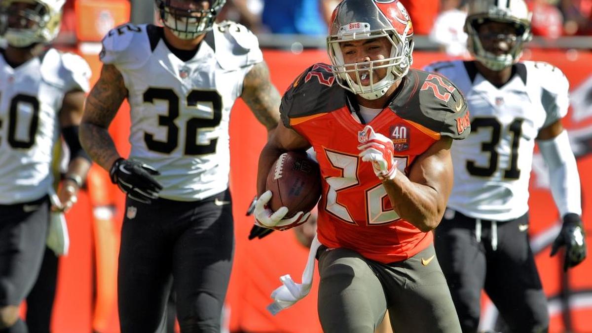 Tampa Bay Buccaneers running back Doug Martin (22) outruns the New Orleans Saints defense for a 14-yard touchdown during the second quarter of an NFL football game Sunday, Dec. 13, 2015, in Tampa, Fla.