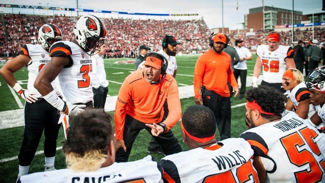 Oregon State defensive line coach Chad Kauha’aha’a talks to his players in a game last season. He was hired as Boise State’s defensive line coach Thursday.