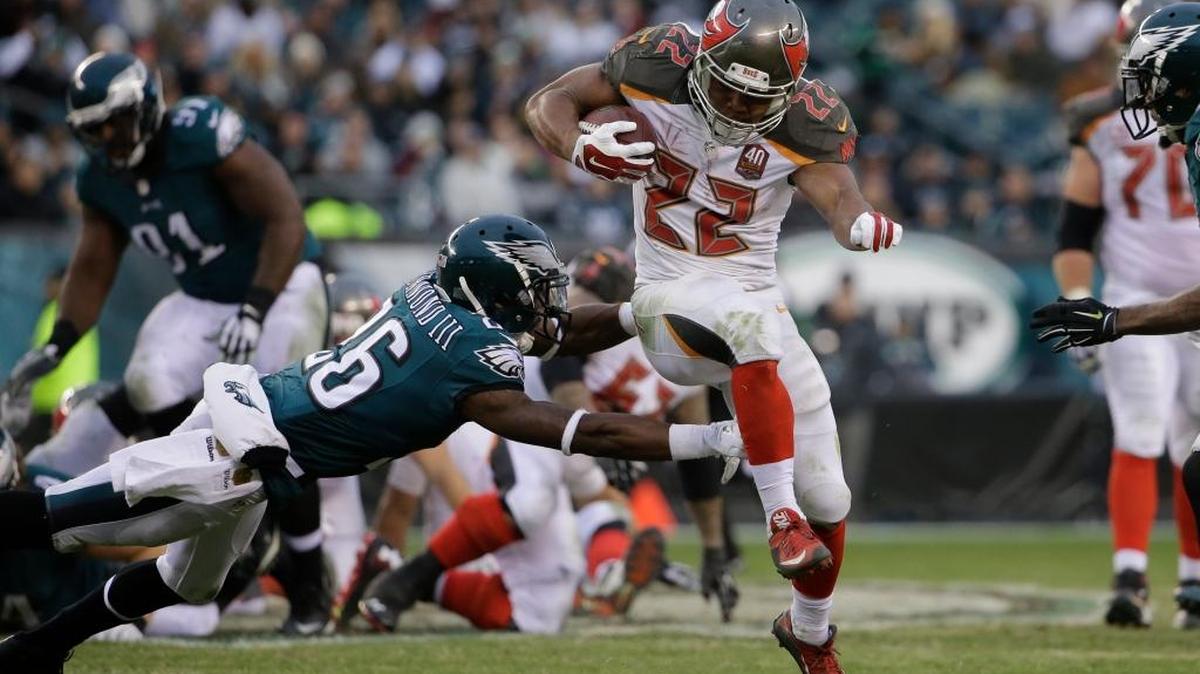 Tampa Bay Buccaneers' Doug Martin rushes during the second half of an NFL football game against the Philadelphia Eagles, Sunday, Nov. 22, 2015, in Philadelphia.